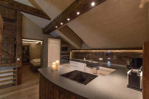uma cozinha com um balcão com um lavatório e um fogão em Chalet Alpin em Heiligenblut