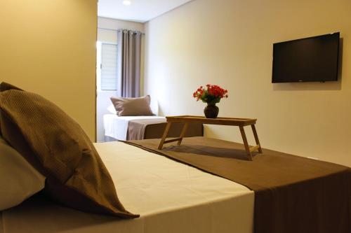 Llit o llits en una habitació de Don Marco's Hotel com Restaurante e Pizzaria