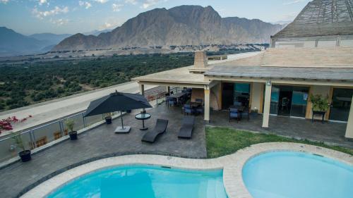 an outdoor swimming pool with a view of a mountain at Empedrada Ranch & Lodge - Hotel Asociado Casa Andina in Caral