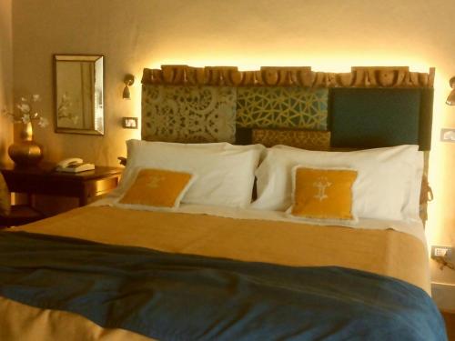 A bed or beds in a room at Balneum Boutique Hotel & B&B