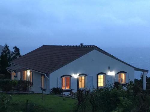a small white house with its lights on at Villa Ferreirinha in Santa Cruz das Flores