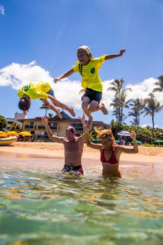 Tetamu yang menginap di OUTRIGGER Kāʻanapali Beach Resort