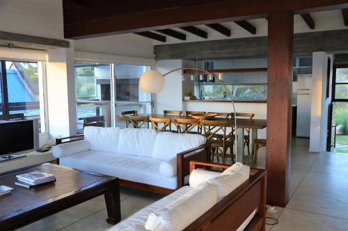 sala de estar con sofá blanco y mesa en Best Vila in Manantiales - El Chorro, en Manantiales