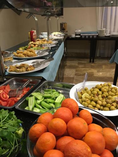 een buffet lijn met veel verschillende soorten groenten en fruit bij Ayhan Hotel in Antalya