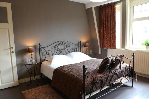 מיטה או מיטות בחדר ב-La Porte Cochère