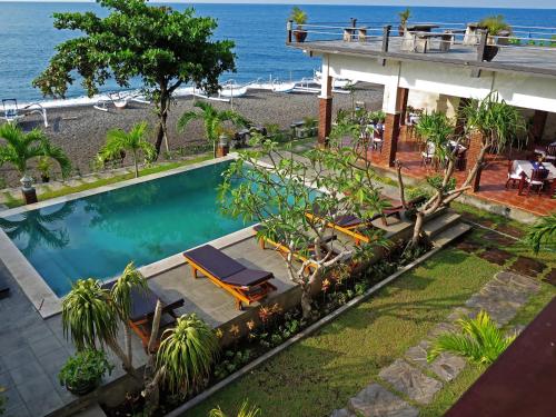 einen Luftblick auf ein Resort mit einem Pool in der Unterkunft Alam Bali Beach Resort in Amed