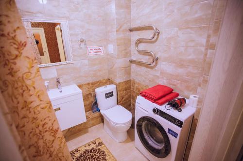 ウファにあるЭто та самая, уютная квартира в центре, Октябрьской Революции 23А,от ЭлитХаус24のバスルーム(洗濯機、トイレ付)