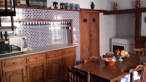 een keuken met een tafel en een fruitschaal bij Casa Cossio in Jaén