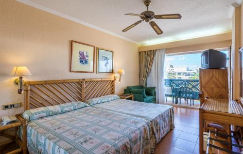 Łóżko lub łóżka w pokoju w obiekcie Blue Sea Costa Bastian