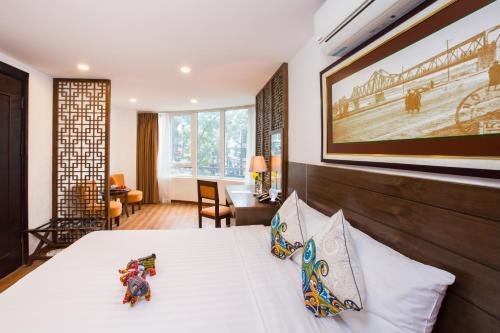 Postel nebo postele na pokoji v ubytování Thang Long Espana Hotel