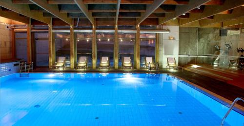 una gran piscina en una habitación de hotel en Abba Burgos, en Burgos