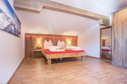 A bed or beds in a room at Chalet Holzerstubn