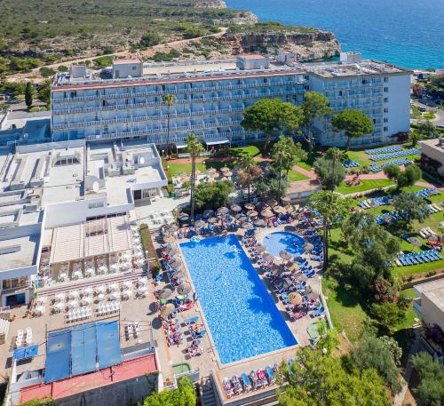 una vista aérea del hotel y de la piscina en AluaSun Cala Antena - All Inclusive, en Calas de Mallorca