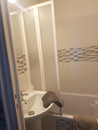 Salle de bains dans l'établissement Hotel Bernieres
