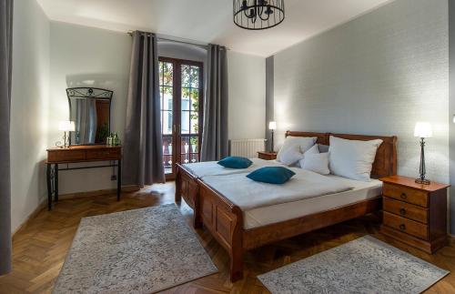 sypialnia z łóżkiem z niebieskimi poduszkami w obiekcie Zamek Księża Góra w mieście Karpacz