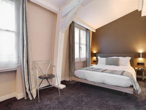 En eller flere senger på et rom på Hôtel de Notre-Dame