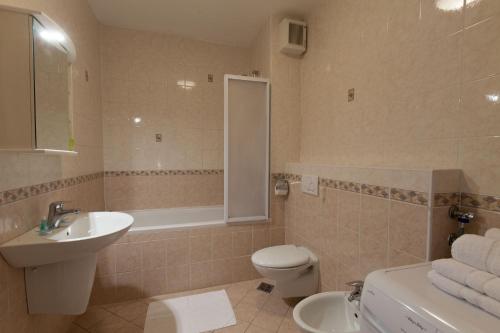 Un baño con lavabo, inodoro y bañera. en Central Apartment Anita Tour As Ljubljana, en Liubliana