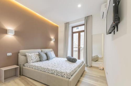 niewielka sypialnia z łóżkiem i oknem w obiekcie Dreaming Taormina Apartment w Taominie