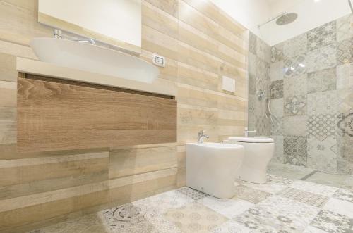 Dreaming Taormina Apartment في تاورمينا: حمام مع مرحاض ومغسلة