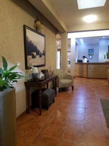 Ein Sitzbereich in der Unterkunft Ufulu Gardens Hotel