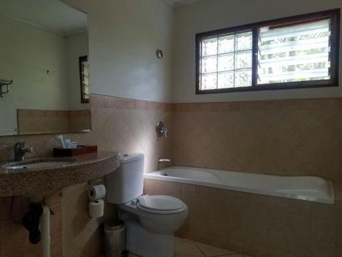 Ein Badezimmer in der Unterkunft Ufulu Gardens Hotel