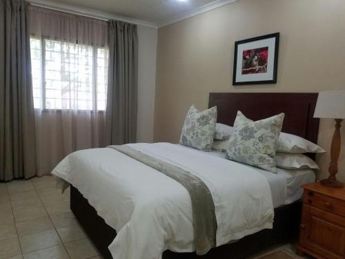 Ein Bett oder Betten in einem Zimmer der Unterkunft Ufulu Gardens Hotel