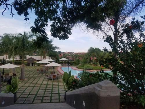 Der Swimmingpool an oder in der Nähe von Ufulu Gardens Hotel