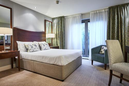Llit o llits en una habitació de Wrightington Hotel & Health Club