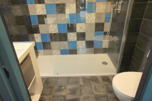 une salle de bain avec douche et toilettes dans l'établissement Ze Perfect Place - Élégant appartement avec terrasse - Promenade des Arts, à Nice