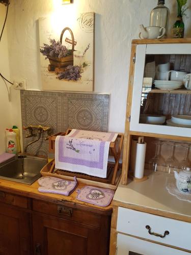 eine Küche mit einer Spüle und einer Theke mit Handtüchern in der Unterkunft Kis Sziget Vendégház in Nagybörzsöny