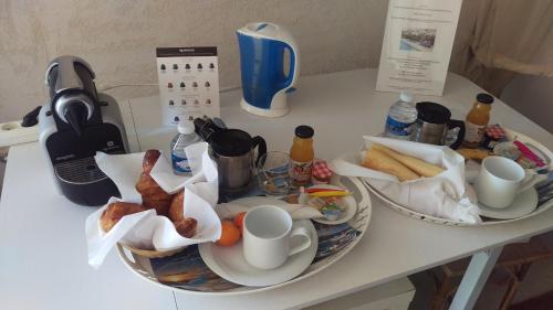 Una mesa con un plato de comida para desayunar encima. en Résidence Terre et Mer, en Sainte-Lucie de Porto-Vecchio