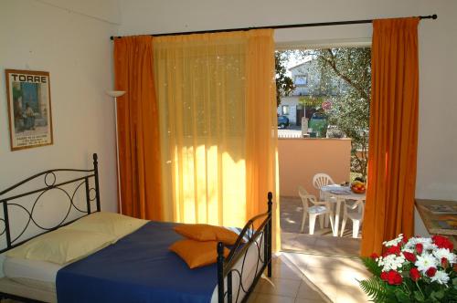 1 dormitorio con 1 cama y balcón con mesa en Résidence Le 505, en Mandelieu-la-Napoule