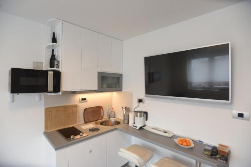 Kuchyňa alebo kuchynka v ubytovaní Apartment Wave -Luxury massage chair-Infrared Sauna, Parking with video surveillance, Entry with PIN 0 - 24h, FREE CANCELLATION 24 hours before Check In