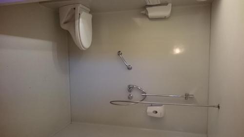 Salle de bains dans l'établissement Premiere Classe Bordeaux Eysines-Tour de Gassies