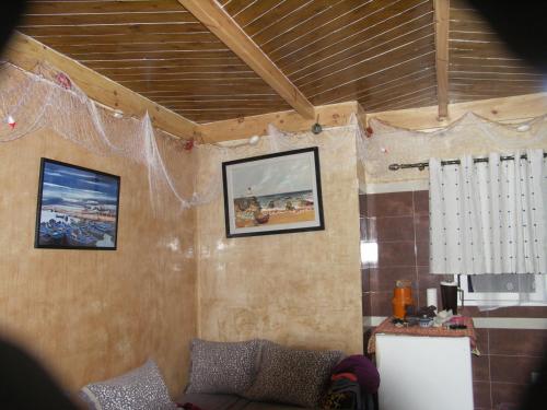una sala de estar con 2 cuadros en las paredes en Seaside House, en Imsouane