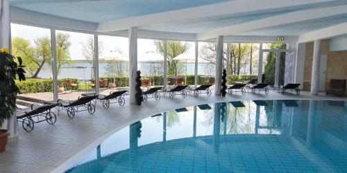 Bazén v ubytování Seehotel Schloss Klink nebo v jeho okolí