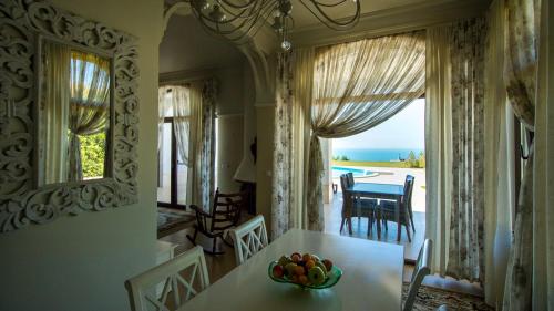 Photo de la galerie de l'établissement Private Villa First line with sea view in BlackSeaRama Golf, à Balchik