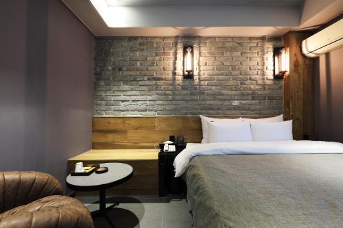 Katil atau katil-katil dalam bilik di Rainbow Hotel Yongsan
