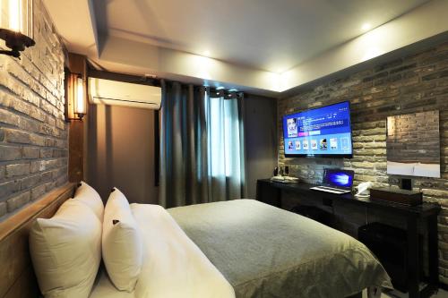Televisyen dan/atau pusat hiburan di Rainbow Hotel Yongsan