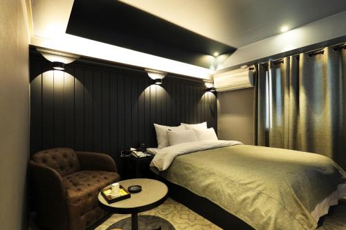 Katil atau katil-katil dalam bilik di Rainbow Hotel Yongsan