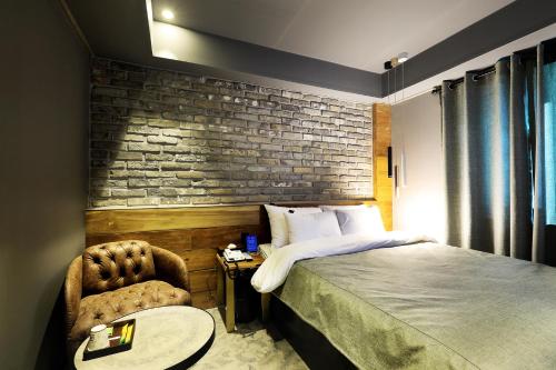 Katil atau katil-katil dalam bilik di Rainbow Hotel Yongsan