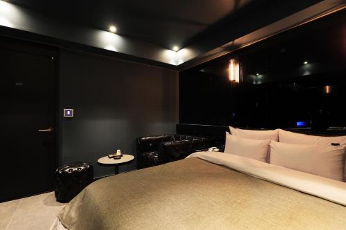Katil atau katil-katil dalam bilik di Rainbow Hotel Yongsan