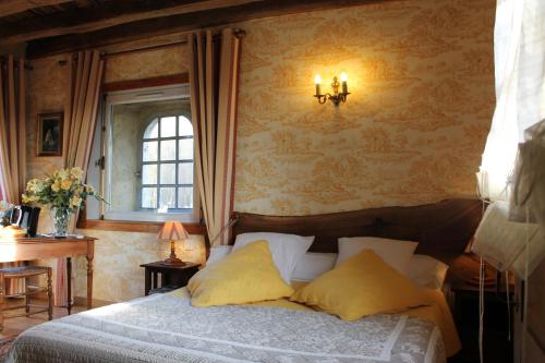 Un pat sau paturi într-o cameră la Domaine De Frevent