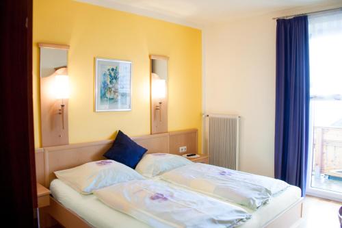 ヴォルフスベルクにあるGasthof Pension Zollerのベッドルーム1室(ベッド1台、枕2つ付)