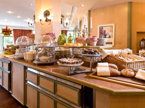 Makanan di atau berdekatan hotel