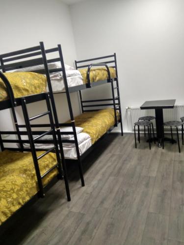 Кровать или кровати в номере Art Galery Hostel