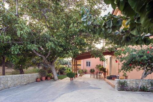 una casa con un árbol y una entrada en Matilda House, en Kissamos