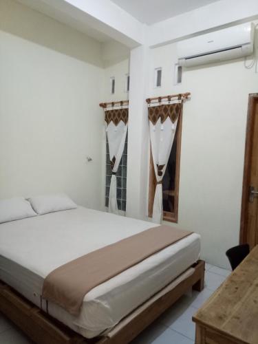 Una cama o camas en una habitación de Losmen Fadel Malioboro Jogja