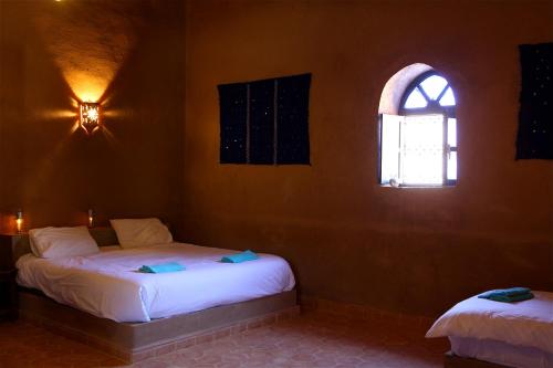 Riad Nomad tesisinde bir odada yatak veya yataklar