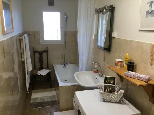 une salle de bain avec un lavabo, des toilettes et une baignoire dans l'établissement le Vitrier, à Saint-Jean-de-Muzols